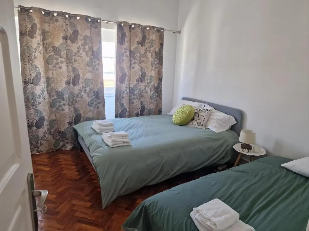 Guest house Alojamento Mercado Norte Lisbon